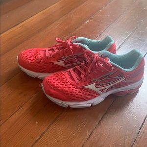 Mizuno Women’s 7.5 Sneakers